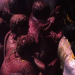 Célébration du festival Holi avec des participants couverts de poudre colorée