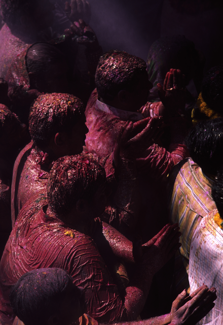 AKG832218.webp Célébration du festival Holi avec des participants couverts de poudre colorée – Image 1