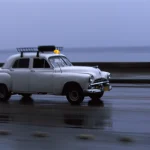 Voiture Vintage sur Route Mouillée