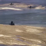 Rivière avec dragues et bateau traditionnel