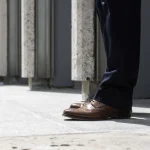 Homme en chaussures élégantes debout à l'extérieur