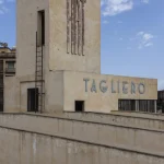 Bâtiment Fiat Tagliero sous un ciel bleu