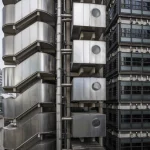 Architecture métallique moderne avec escaliers et fenêtres circulaires