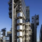 Gratte-ciel industriel avec infrastructures métalliques modernes