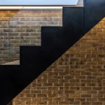 Escalier design sur fond de mur en briques