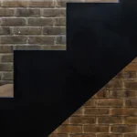 Escalier Moderne Devant Mur de Briques