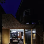 Dîner nocturne en famille dans une maison moderne