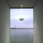 Sortie de Secours avec Vue sur Lac et Pylône Électrique