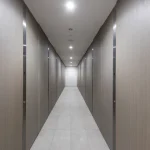 Couloir moderne éclairé de bureaux