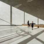 Halle d'entrée avec bureau d'accueil et deux personnes