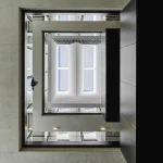 Vue vers le haut d'un atrium moderne avec éclairage artificiel et fenêtres