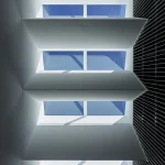 Vue Intéressante d'un Plafond Moderne avec Puits de Lumière