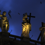 Statues illuminées de saints au crépuscule