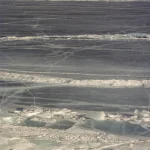 Paysage d'hiver d'une île en Arctique vue de la banquise