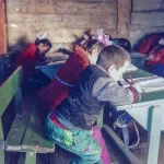 Enfants étudient dans une école rustique