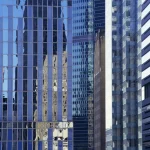 Reflets des gratte-ciels dans les façades en verre