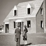 Discussion Devant une Maison en Construction