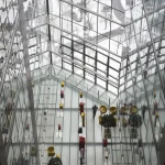 Vue aérienne d'un intérieur moderne en verre avec chaises colorées