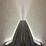 Escalier mécanique moderne dans un tunnel éclairé