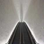 Escalier roulant dans un tunnel lumineux moderne