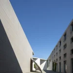 Architecture moderne sous un ciel bleu