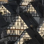 Maisons à colombages regroupées serrées