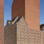 Bâtiments en brique sous un ciel bleu