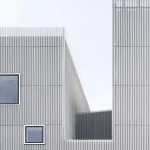 Architecture moderne d'un immeuble avec façade métallique