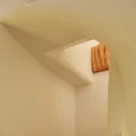 Escalier intérieur moderne avec angles géométriques