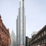 Gratte-ciel moderne et bus rouges à Londres