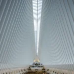 Intérieur spacieux et moderne d'un bâtiment avec des personnes