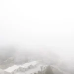 Village dans la brume matinale