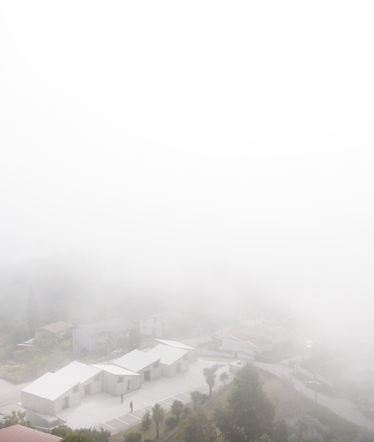 AKG8511114.webp Village dans la brume matinale – Image 1