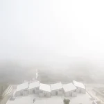 Maisons modernes dans le brouillard