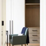 Fauteuil Vert Devant Placard Ouvert