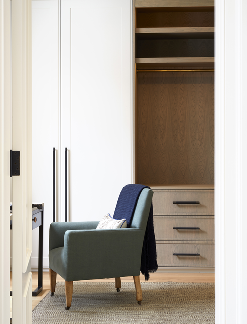 AKG8511201.webp Fauteuil Vert Devant Placard Ouvert – Image 1