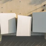 Vue aérienne d'une structure architecturale moderne avec piétons