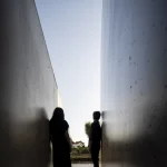 Deux personnes dans un passage étroit au coucher du soleil