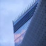 Architecture moderne avec représentation géométrique au crépuscule