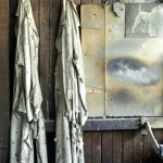 Manteaux Suspendus dans une Vieille Grange