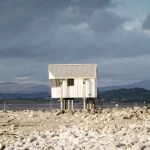 Maison sur pilotis au bord de la mer