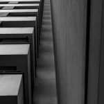 Perspective dramatique d'un immeuble moderne en noir et blanc