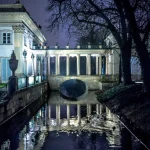 Palais avec pont sur canal la nuit