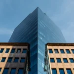 Gratte-ciel moderne sous un ciel bleu