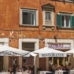 Restaurant italien en terrasse dans une rue historique