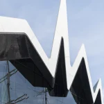 Façade moderne avec réflexion d'un voilier