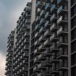 Immeubles modernes avec balcons en verre