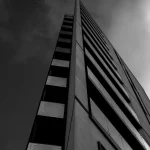 Gratte-ciel en noir et blanc vu du sol