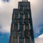 Building Modern de Bureau sous un Ciel Nuageux