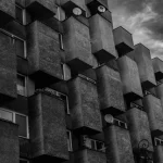 Immeuble Brutaliste en Noir et Blanc